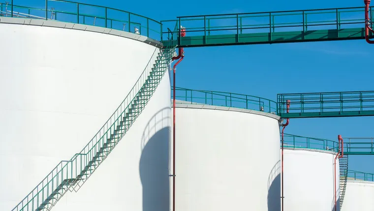 Cylindrical liquid storage tank farm