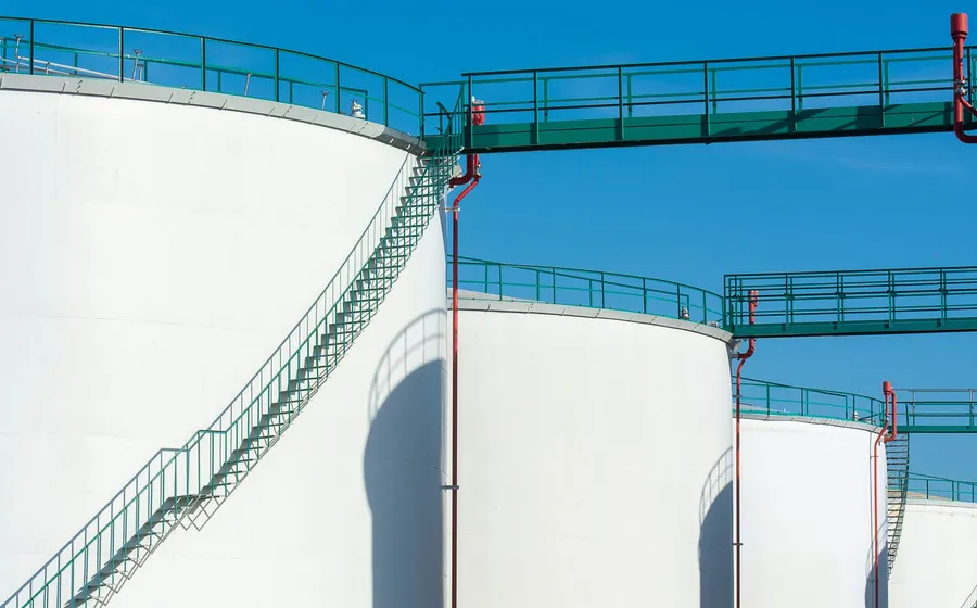Cylindrical liquid storage tank farm